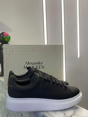 Alexander McQueen Negro / Suela Blanca